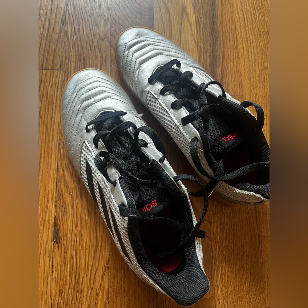 Adidas predator indoor soccer cleats size 5 youth